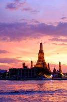wat arun ao pôr do sol, bangkok, tailândia foto