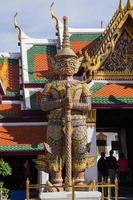 enorme estátua de garuda em wat phra kaew, bangkok, tailândia. foto