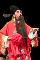 homem de ópera da china em vermelho foto