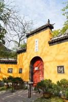 entrada principal do templo de jiming, nanjing, província de jiangsu, china.