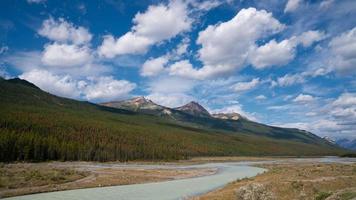 Rio Athabasca, Parque Nacional Jasper, Montanhas Rochosas, Alberta, Canadá foto