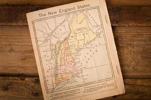 1867, mapa de cores dos novos estados da Inglaterra, em fundo de madeira