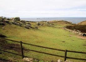 uma vista da costa da Cornualha no Lands End foto