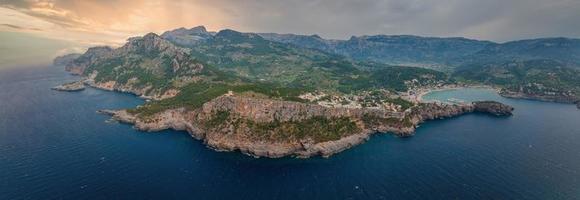 vista aérea do hotel de luxo cliff house no topo do penhasco na ilha de maiorca. foto