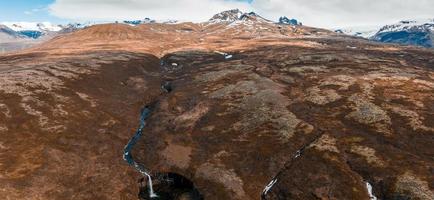 vista aérea da cachoeira svartifoss cercada por colunas de basalto foto