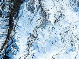 vista aérea das geleiras e montanhas nevadas na islândia. foto