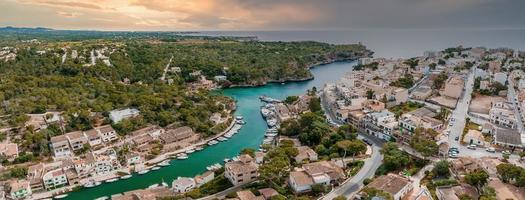 vista aérea da vila piscatória porto colom em maiorca. foto