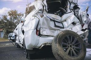 acidente de carro acidente perigoso na estrada. carro suv batendo danificado por outro na estrada à espera de resgate. foto