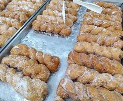 deliciosos donuts de açúcar torcido em uma bandeja, venda no supermercado foto