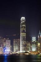 visão noturna do porto de victoria em hong kong