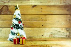 árvore de natal, objetos para brasão em fundo de madeira de natal foto