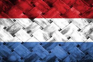 tela de bandeira de luxemburgo em fundo de madeira de vime foto