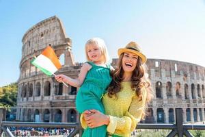 sorrindo, mãe segura filha, com, bandeira italiana, e, colosseum foto