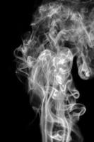fumaça branca abstrata animada em um fundo preto foto