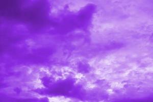 o céu está tingido de roxo foto