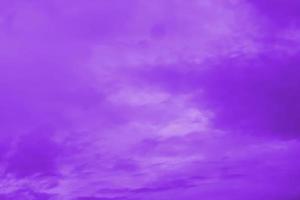 o céu está tingido de roxo foto