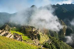 maravilha do mundo machu picchu no peru. bela paisagem nas montanhas dos andes com ruínas da cidade sagrada inca. foto