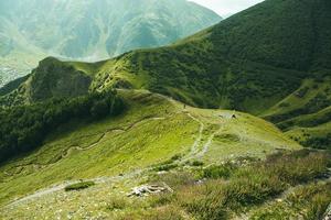 uma bela fotografia de paisagem com as montanhas do cáucaso na geórgia. foto