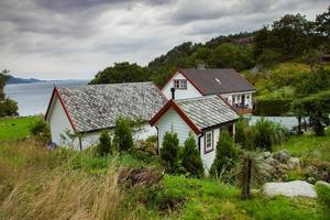 cenas coloridas de montanha na noruega. bela paisagem da noruega, escandinávia. paisagem montanhosa da noruega. natureza no verão. foto