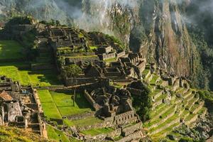 maravilha do mundo machu picchu no peru. bela paisagem nas montanhas dos andes com ruínas da cidade sagrada inca.