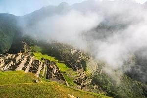 maravilha do mundo machu picchu no peru. bela paisagem nas montanhas dos andes com ruínas da cidade sagrada inca. foto