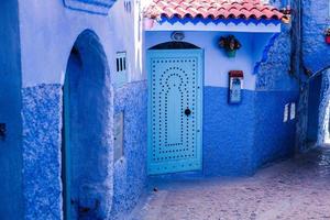 rua azul e casas em chefchaouen, marrocos. bela rua medieval colorida pintada em cor azul suave. foto