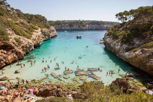 bela praia com água muito limpa e azul no mar mediterrâneo na ilha de ibiza, espanha foto