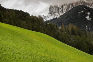 belas paisagens montanhosas nos Alpes foto