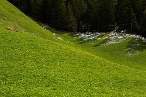 belas paisagens montanhosas nos Alpes foto