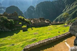 maravilha do mundo machu picchu no peru. bela paisagem nas montanhas dos andes com ruínas da cidade sagrada inca. foto