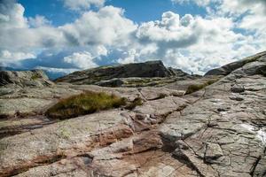 cenas coloridas de montanha na noruega. bela paisagem da noruega, escandinávia. paisagem montanhosa da noruega. natureza no verão. foto