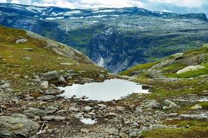 cenas coloridas de montanha na noruega. bela paisagem da noruega, escandinávia. paisagem montanhosa da noruega. natureza no verão. foto