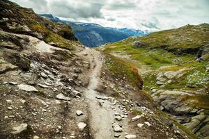 cenas coloridas de montanha na noruega. bela paisagem da noruega, escandinávia. paisagem montanhosa da noruega. natureza no verão. foto