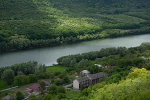 a vila de stroiesti é uma cidade rural muito pitoresca na república da moldávia, localizada nas margens do rio dniester foto