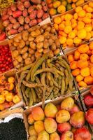 frutas e legumes frescos no mercado local em lima, peru. hortaliças vendidas por agricultores locais. foto