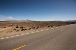 os andes, cordilheira dos andes ou andino são a cadeia de montanhas continental mais longa do mundo. bela paisagem montanhosa no peru foto