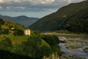 uma bela fotografia de paisagem com as montanhas do cáucaso na geórgia. foto