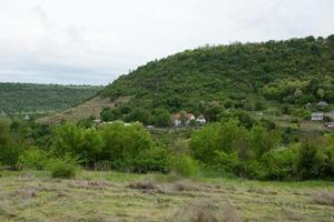 a vila de stroiesti é uma cidade rural muito pitoresca na república da moldávia, localizada nas margens do rio dniester foto