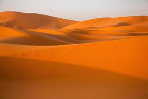 belas dunas de areia no deserto do saara em marrocos. paisagem na África no deserto. foto