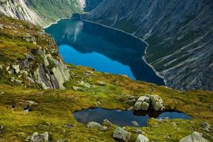 cenas coloridas de montanha na noruega. bela paisagem da noruega, escandinávia. paisagem montanhosa da noruega. natureza no verão. foto