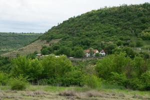 a vila de stroiesti é uma cidade rural muito pitoresca na república da moldávia, localizada nas margens do rio dniester foto