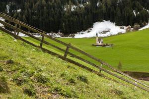 belas paisagens montanhosas nos Alpes foto