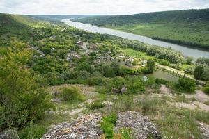 a vila de stroiesti é uma cidade rural muito pitoresca na república da moldávia, localizada nas margens do rio dniester foto