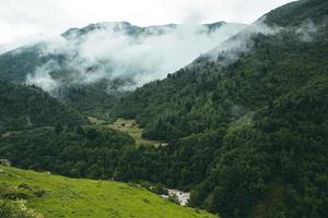 uma bela fotografia de paisagem com as montanhas do cáucaso na geórgia. foto