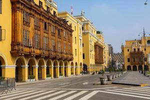 belos edifícios coloniais e ruas da capital peruana, lima foto editorial.