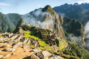 maravilha do mundo machu picchu no peru. bela paisagem nas montanhas dos andes com ruínas da cidade sagrada inca. foto