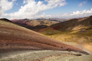 os andes, cordilheira dos andes ou andino são a cadeia de montanhas continental mais longa do mundo. bela paisagem montanhosa no peru foto