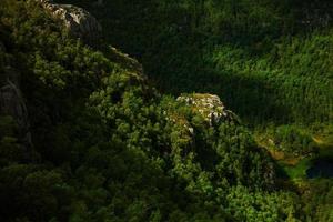 cenas coloridas de montanha na noruega. bela paisagem da noruega, escandinávia. paisagem montanhosa da noruega. natureza no verão. foto