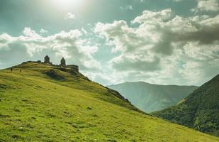 uma bela fotografia de paisagem com as montanhas do cáucaso na geórgia. foto