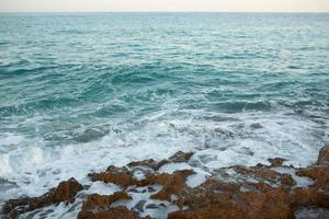 bela praia com água muito limpa e azul no mar mediterrâneo na ilha de ibiza, espanha. foto